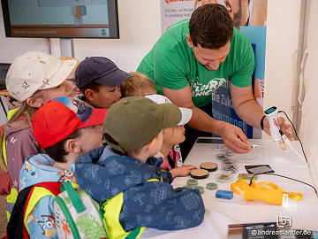 Beobachten, ausprobieren, nachfragen: Bei Explore Science bleibt dafür mehr Zeit als im oft eng getakteten Schulalltag.