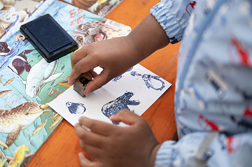 An der Mitmachstation des Alfred-Wegener-Instituts können Kinder einiges über die spannende Welt der Meeres- und Polarforschung lernen.