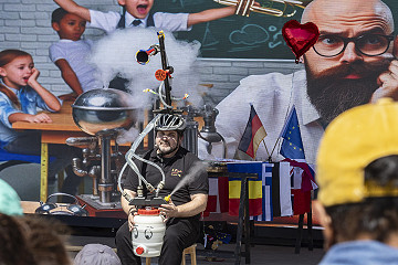 Auf der Bühne zeigte das Team von Physik-Event, welche Rolle Physik in alltäglichen – und manchmal auch ganz außergewöhnlichen – Situationen spielt.